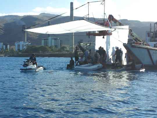 A large diffusion frame rigged over the boat